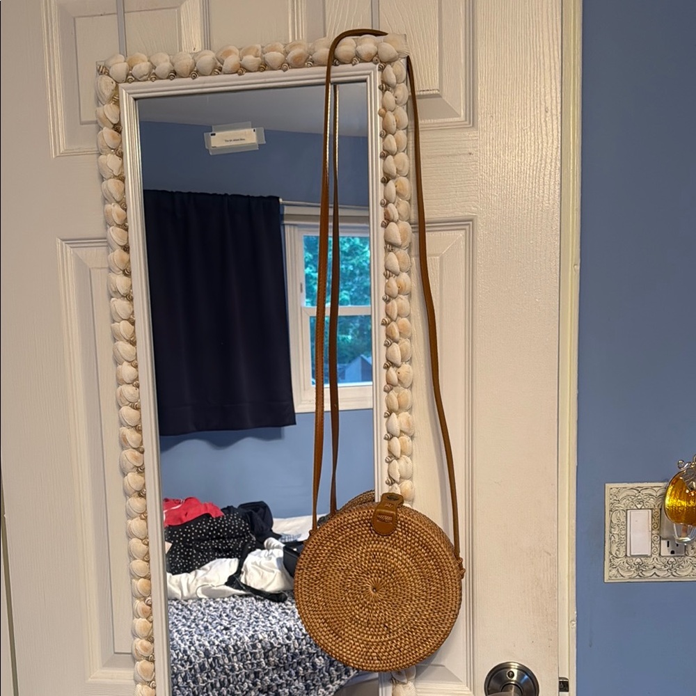 Round straw cross body pocketbook, lightly used